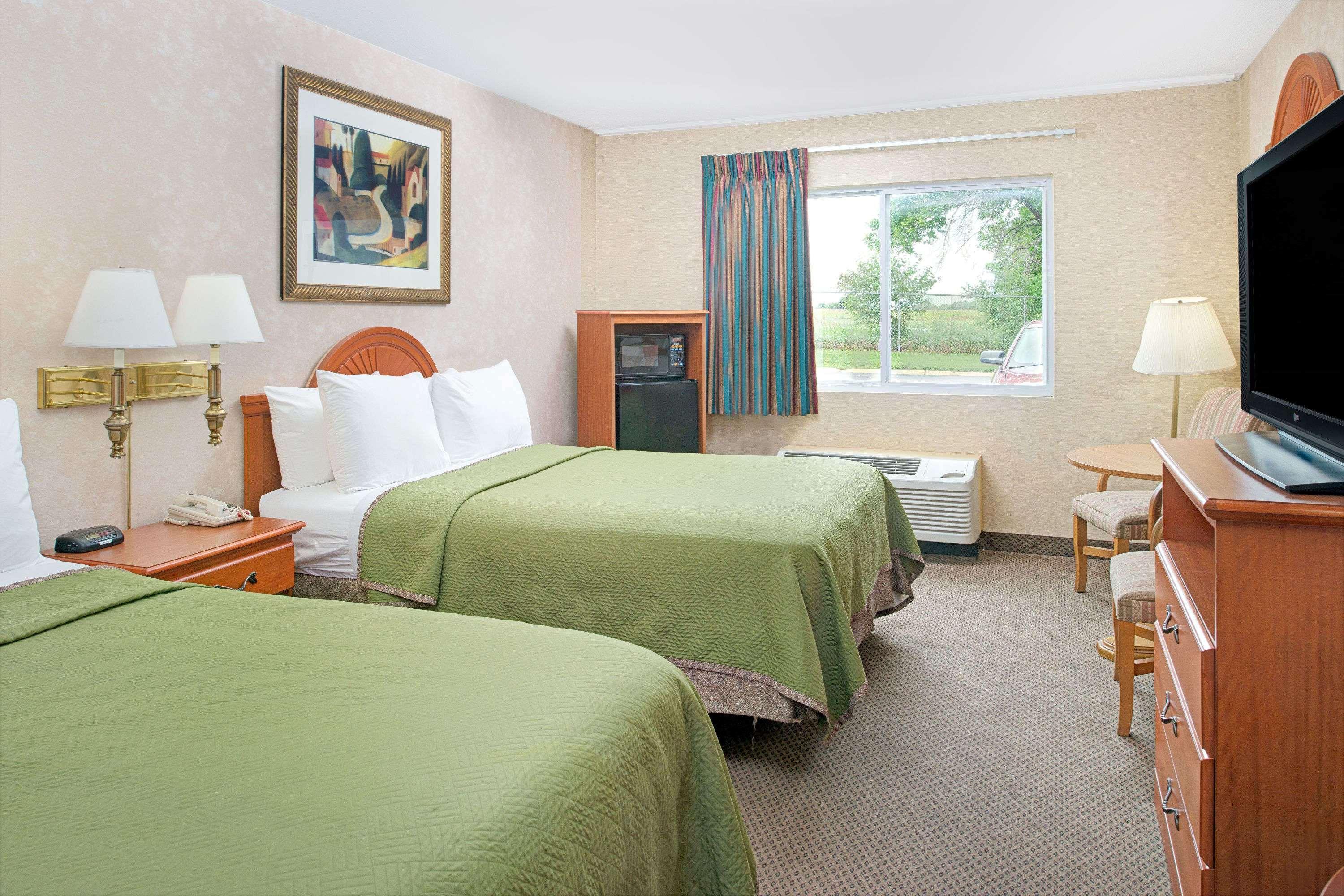 Travelodge By Wyndham Lincoln Airport I-80 Exteriör bild