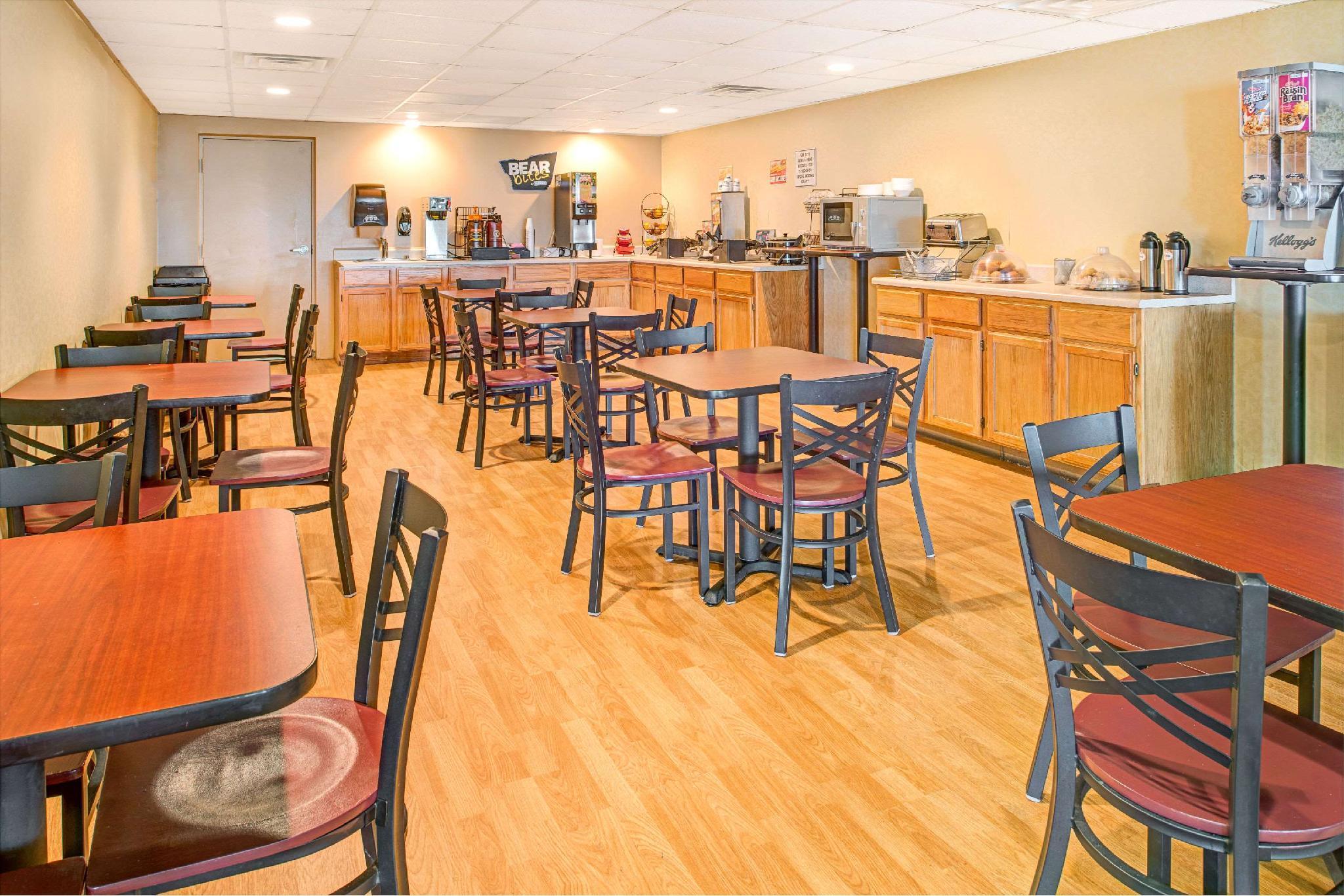Travelodge By Wyndham Lincoln Airport I-80 Exteriör bild